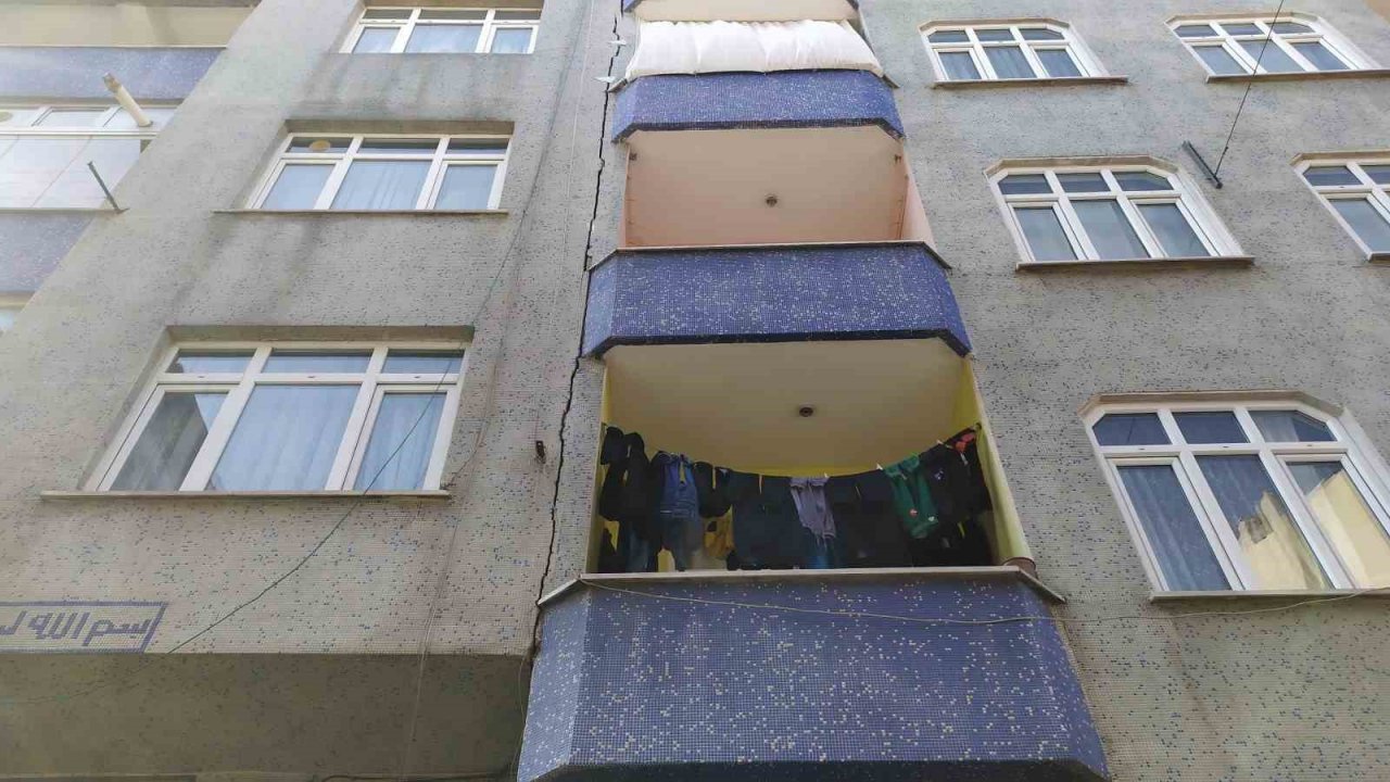 Esenler’de çatlak olan 2 bina boşaltıldı