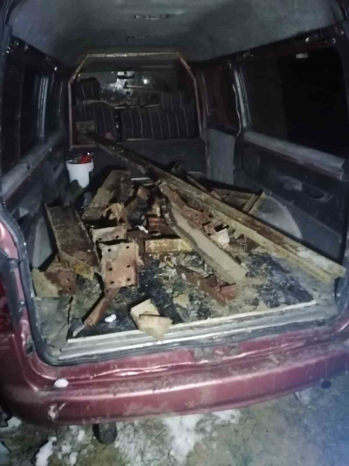 Kullanılmayan fabrikadan 300 kilogram demir çalan şüpheliye jandarmadan suçüstü