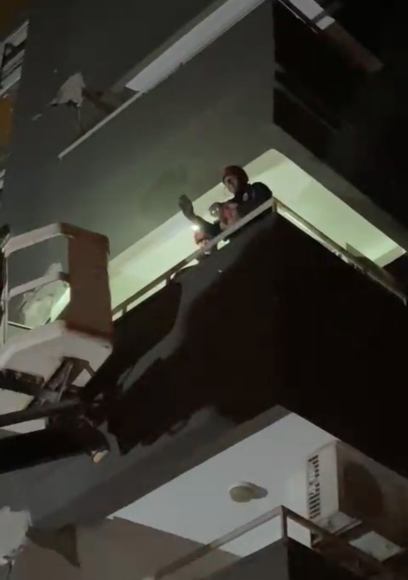 Konya itfaiyesi depremden 11 gün sonra ağır hasarlı binada kalan kediyi kurtardı