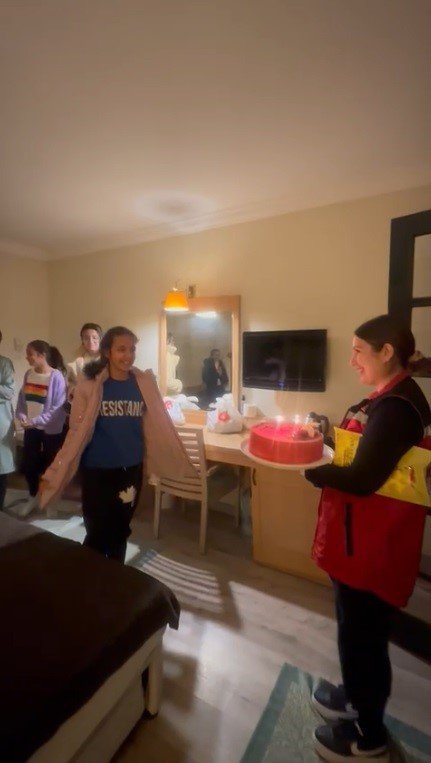 Depremzede 11 yaşındaki Ayşenur’un doğum günü Marmaris’te kutlandı