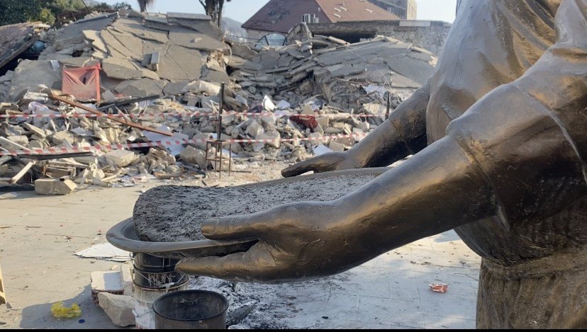 Hatay’ın simgelerinden olan "künefe çeviren adam" heykeli, depremde zarar görmedi