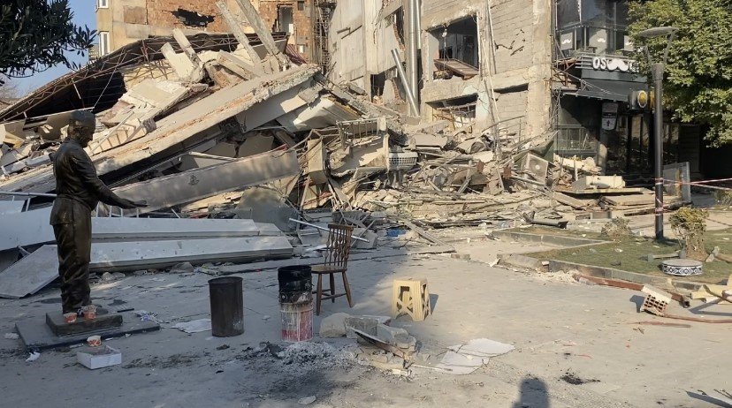 Hatay’ın simgelerinden olan "künefe çeviren adam" heykeli, depremde zarar görmedi