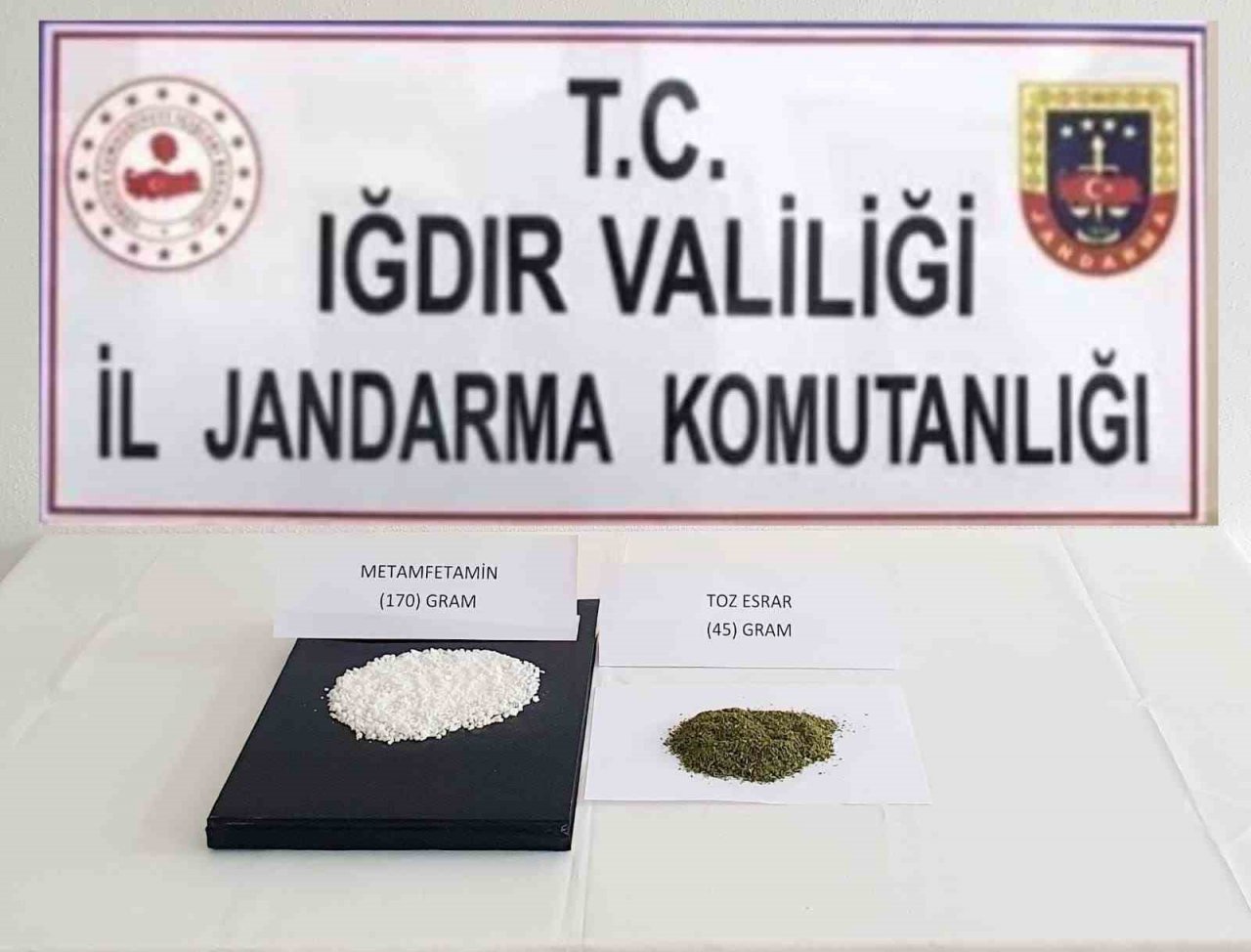 Iğdır’da torbacıların sakladığı uyuşturucu menfez altında ve metruk binalarda çıktı