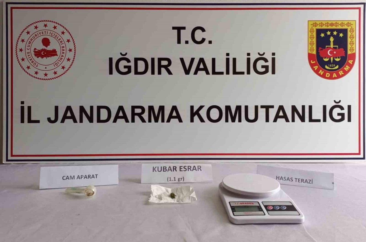 Iğdır’da torbacıların sakladığı uyuşturucu menfez altında ve metruk binalarda çıktı