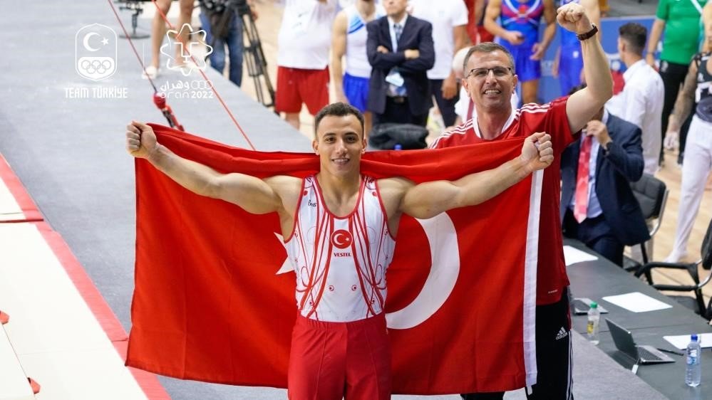 Ferhat Arıcan ile Adem Asil, depremzedeler için bilekliklerini açık artırmaya çıkardı