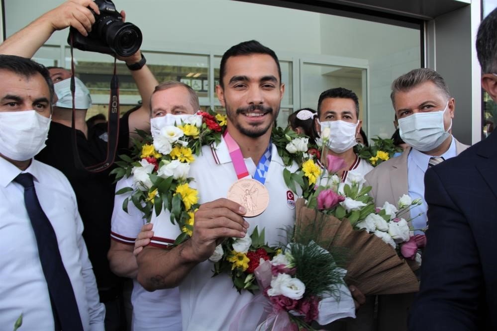 Ferhat Arıcan ile Adem Asil, depremzedeler için bilekliklerini açık artırmaya çıkardı