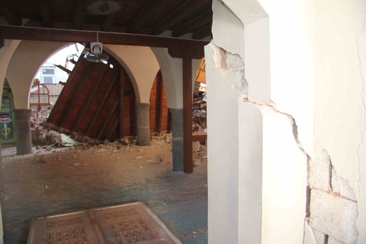 Tarihe direndi depreme dayanamadı