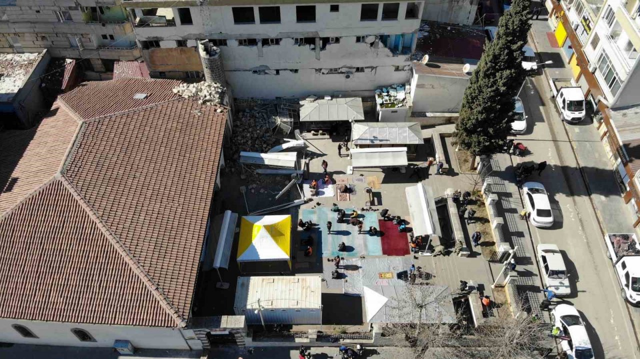 Tarihe direndi depreme dayanamadı