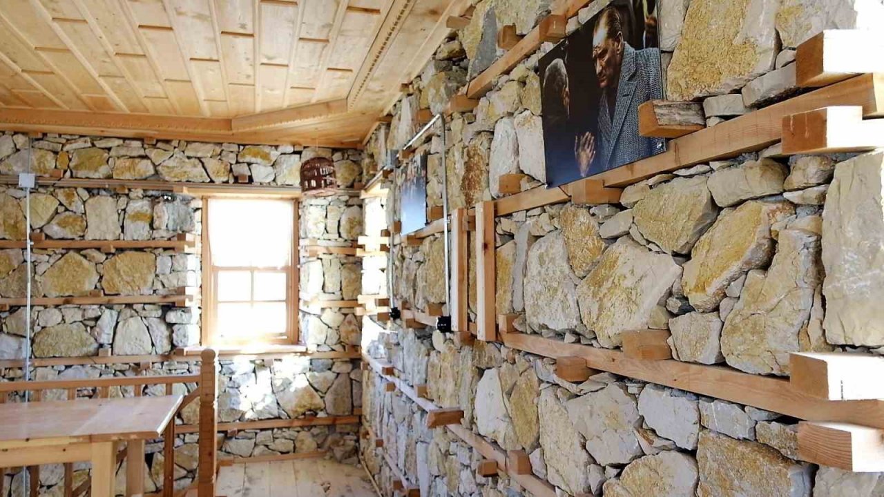 Hatay EXPO alanında bulunan Düğmeli Ev sapasağlam ayakta