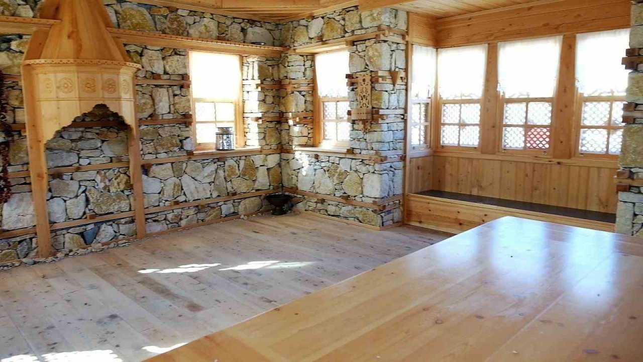 Hatay EXPO alanında bulunan Düğmeli Ev sapasağlam ayakta