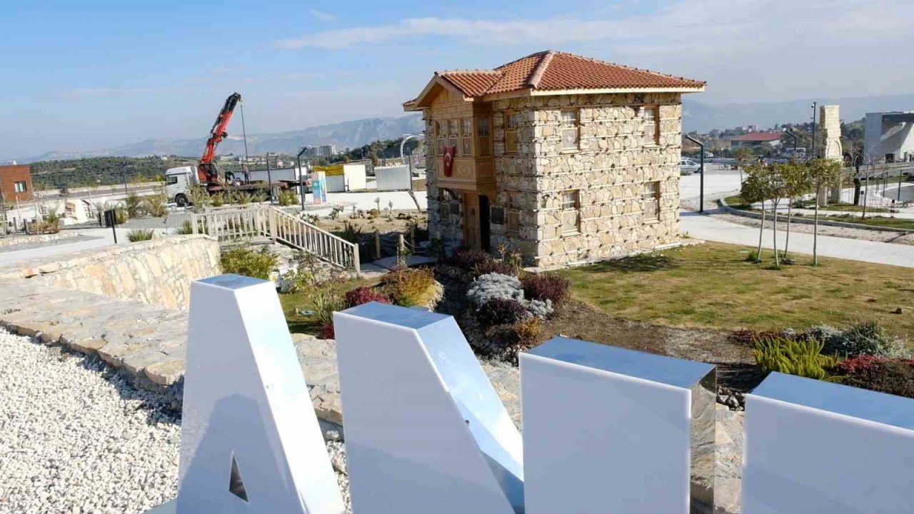 Hatay EXPO alanında bulunan Düğmeli Ev sapasağlam ayakta