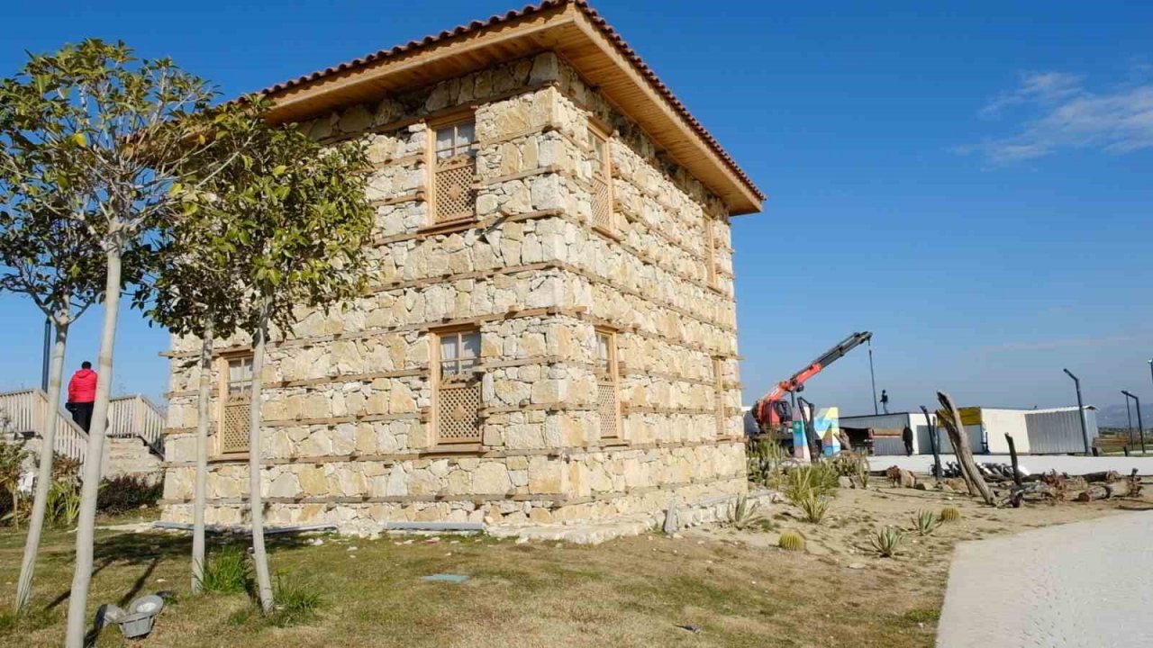 Hatay EXPO alanında bulunan Düğmeli Ev sapasağlam ayakta