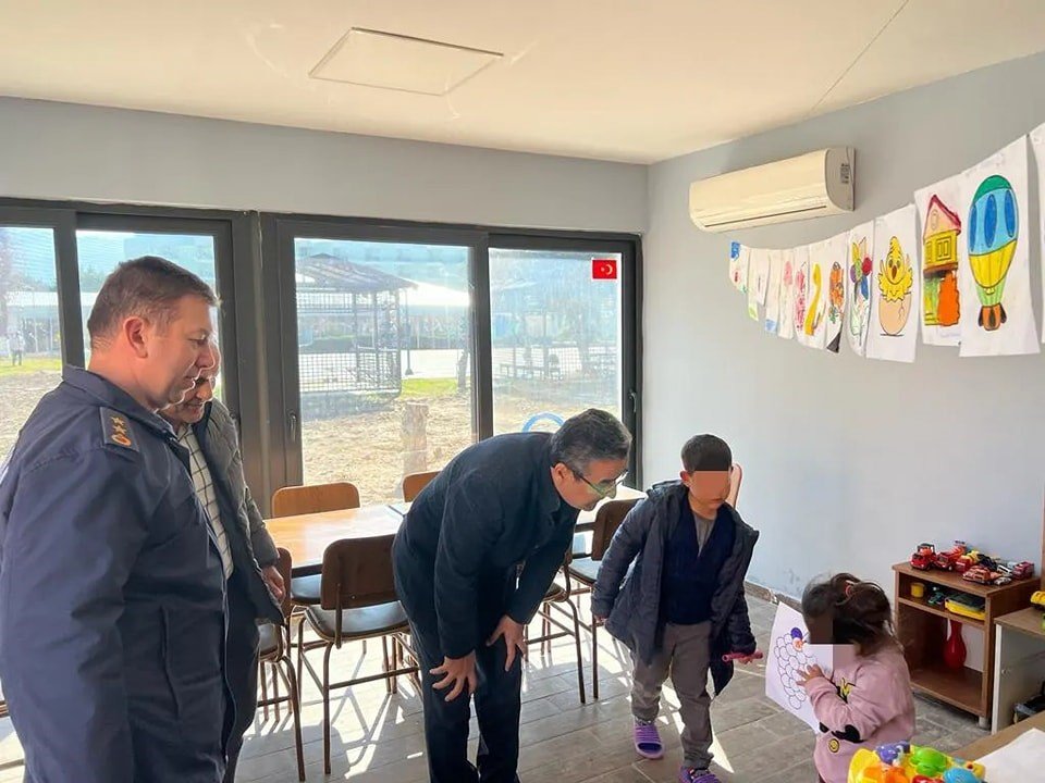 Kuşadası Kaymakamı Yücel depremzedeler ile bir araya geldi