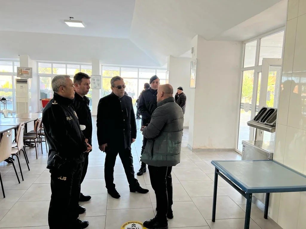 Kuşadası Kaymakamı Yücel depremzedeler ile bir araya geldi