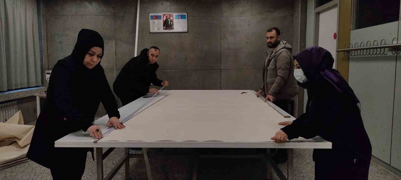 Meslek lisesi öğretmenleri, depremzedeler için çadır dikiyor