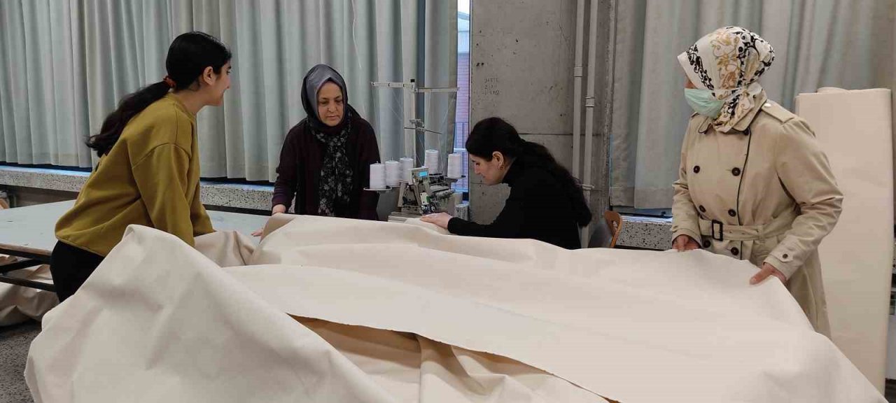 Meslek lisesi öğretmenleri, depremzedeler için çadır dikiyor