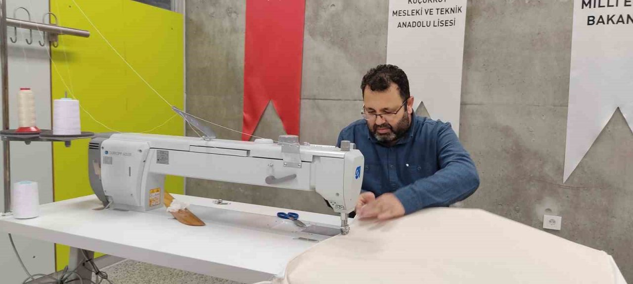 Meslek lisesi öğretmenleri, depremzedeler için çadır dikiyor