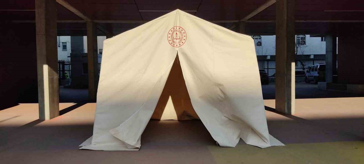 Meslek lisesi öğretmenleri, depremzedeler için çadır dikiyor