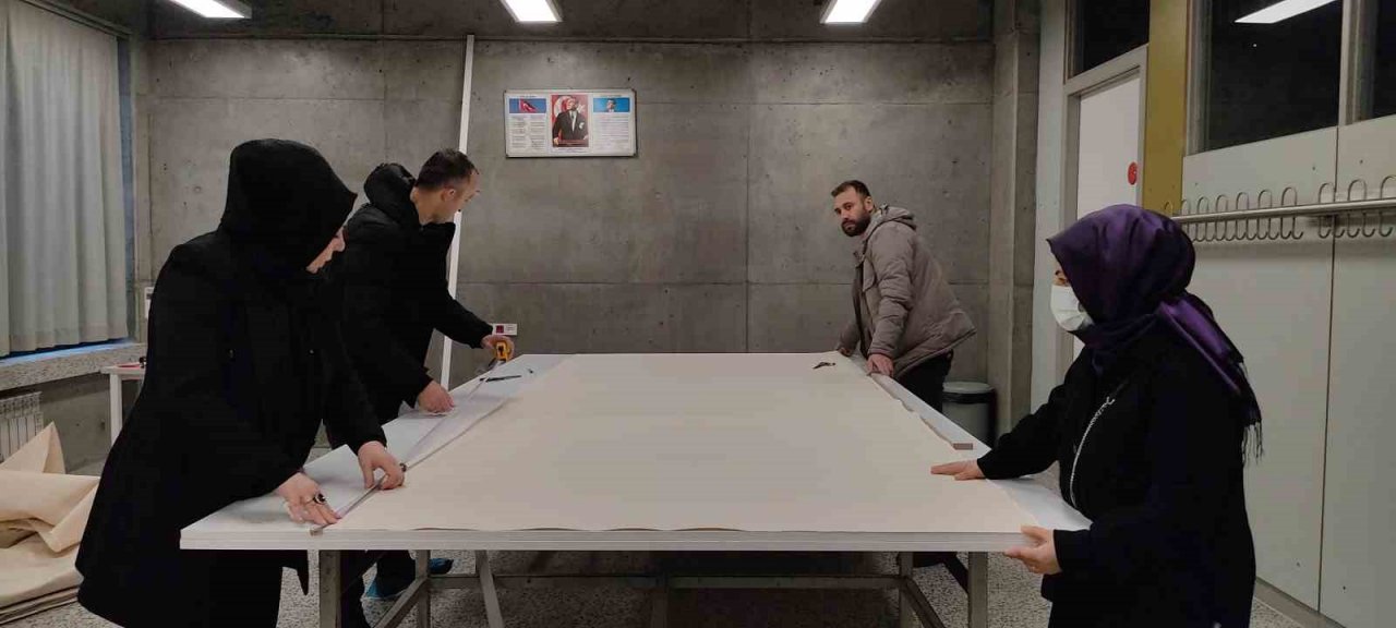 Meslek lisesi öğretmenleri, depremzedeler için çadır dikiyor