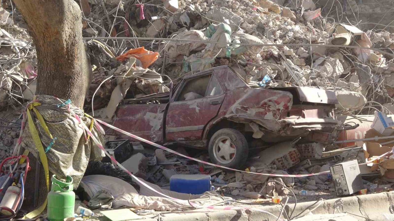 Arama-kurtarma gönüllüsü Necla teyze, Kahramanmaraş’ta enkazda hayat kurtarıyor