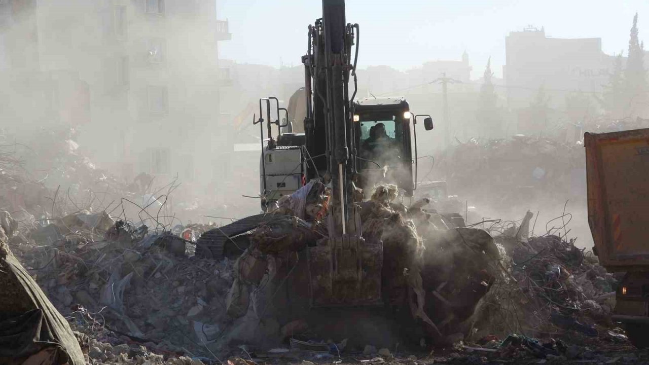 Arama-kurtarma gönüllüsü Necla teyze, Kahramanmaraş’ta enkazda hayat kurtarıyor