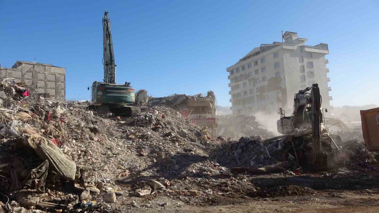 Arama-kurtarma gönüllüsü Necla teyze, Kahramanmaraş’ta enkazda hayat kurtarıyor