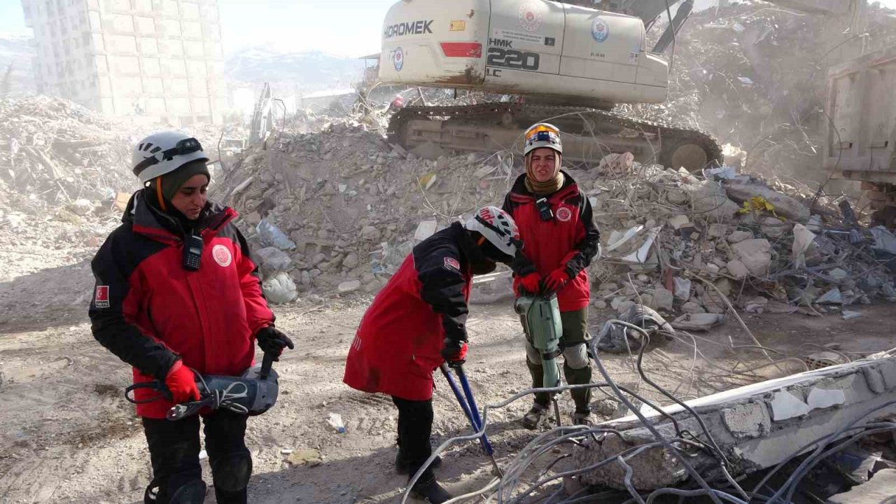 Arama-kurtarma gönüllüsü Necla teyze, Kahramanmaraş’ta enkazda hayat kurtarıyor
