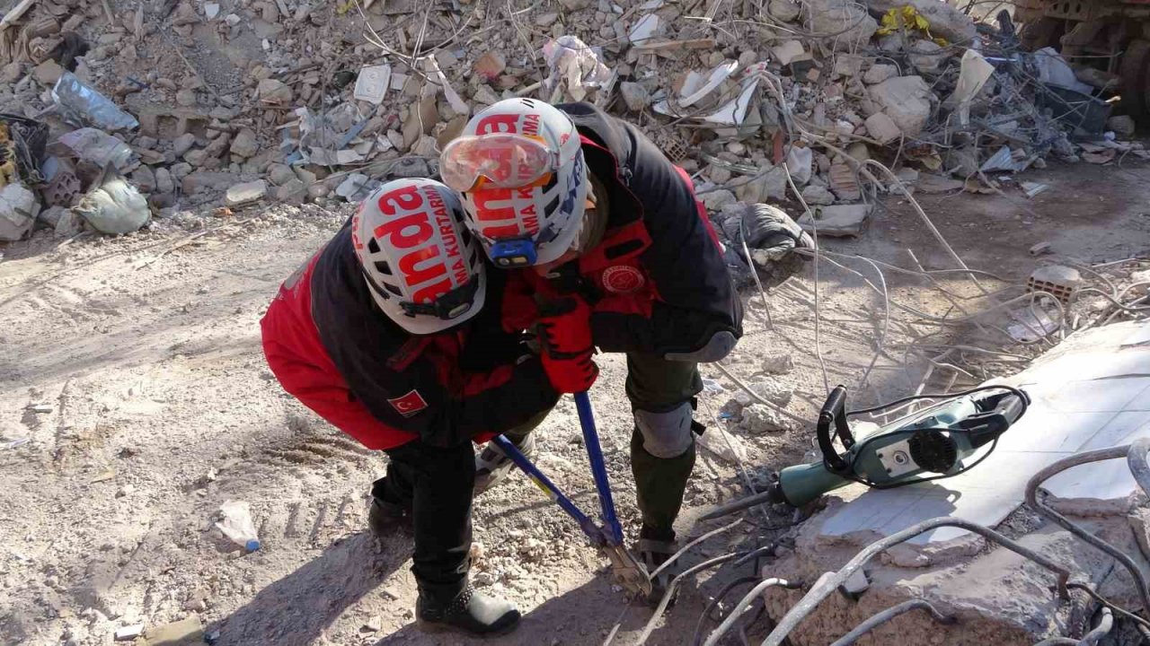 Arama-kurtarma gönüllüsü Necla teyze, Kahramanmaraş’ta enkazda hayat kurtarıyor