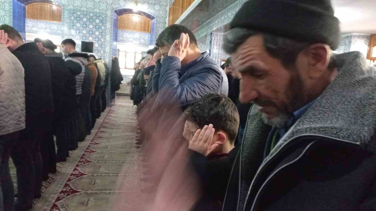 Depremde hayatını kaybedenler için gıyabi cenaze namazı kılındı