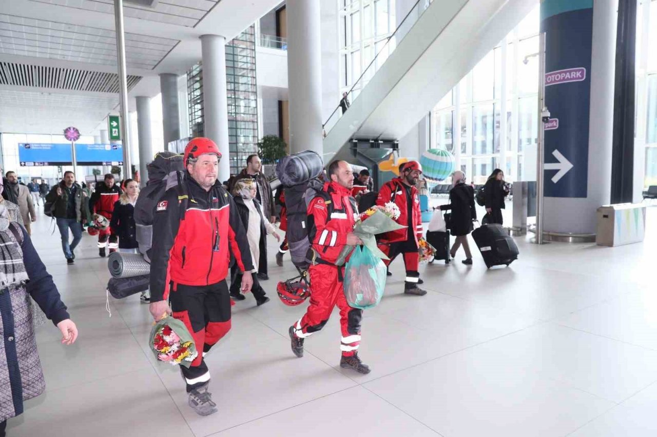 SAK-E havalimanında çiçeklerle karşılandı