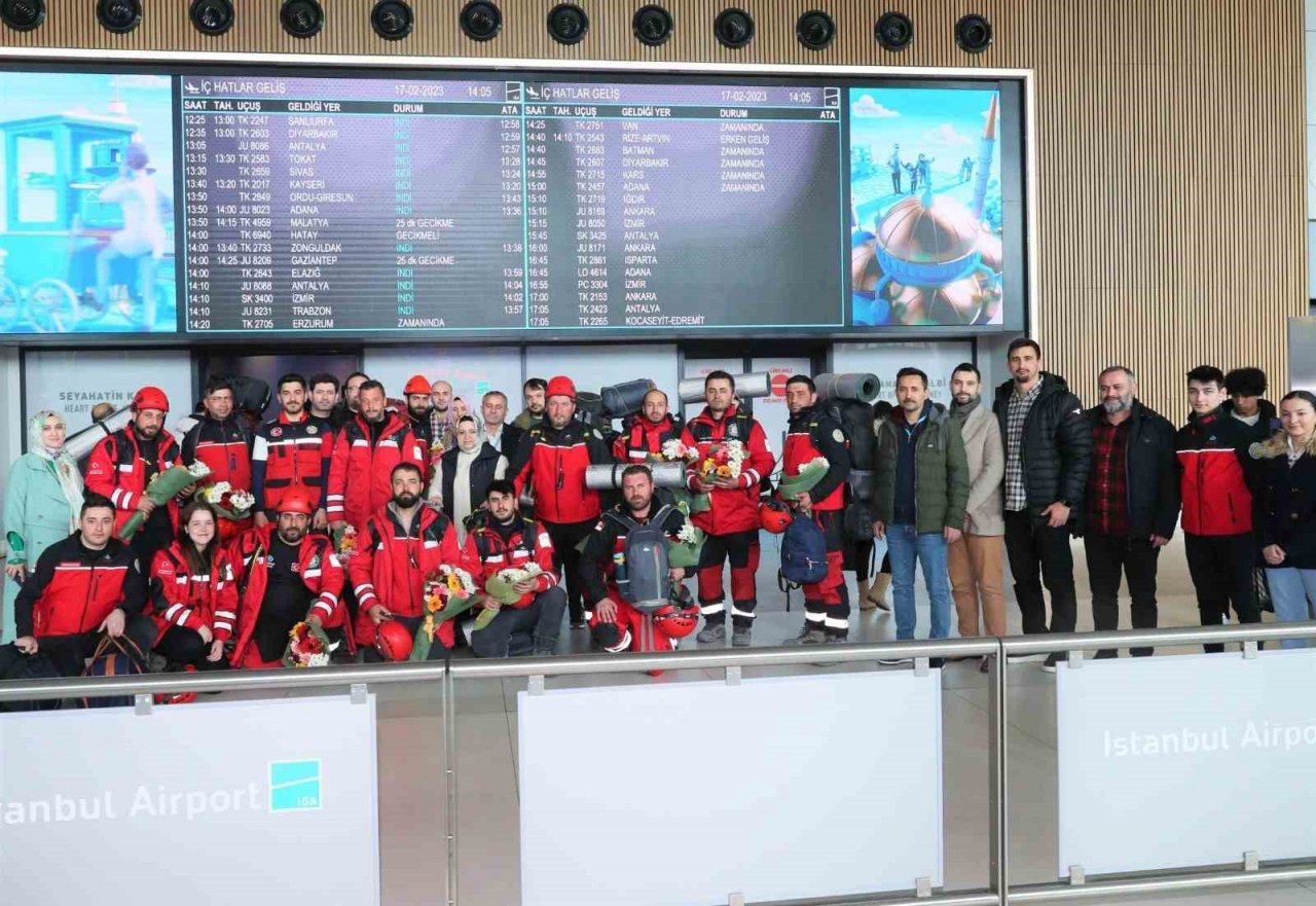 SAK-E havalimanında çiçeklerle karşılandı