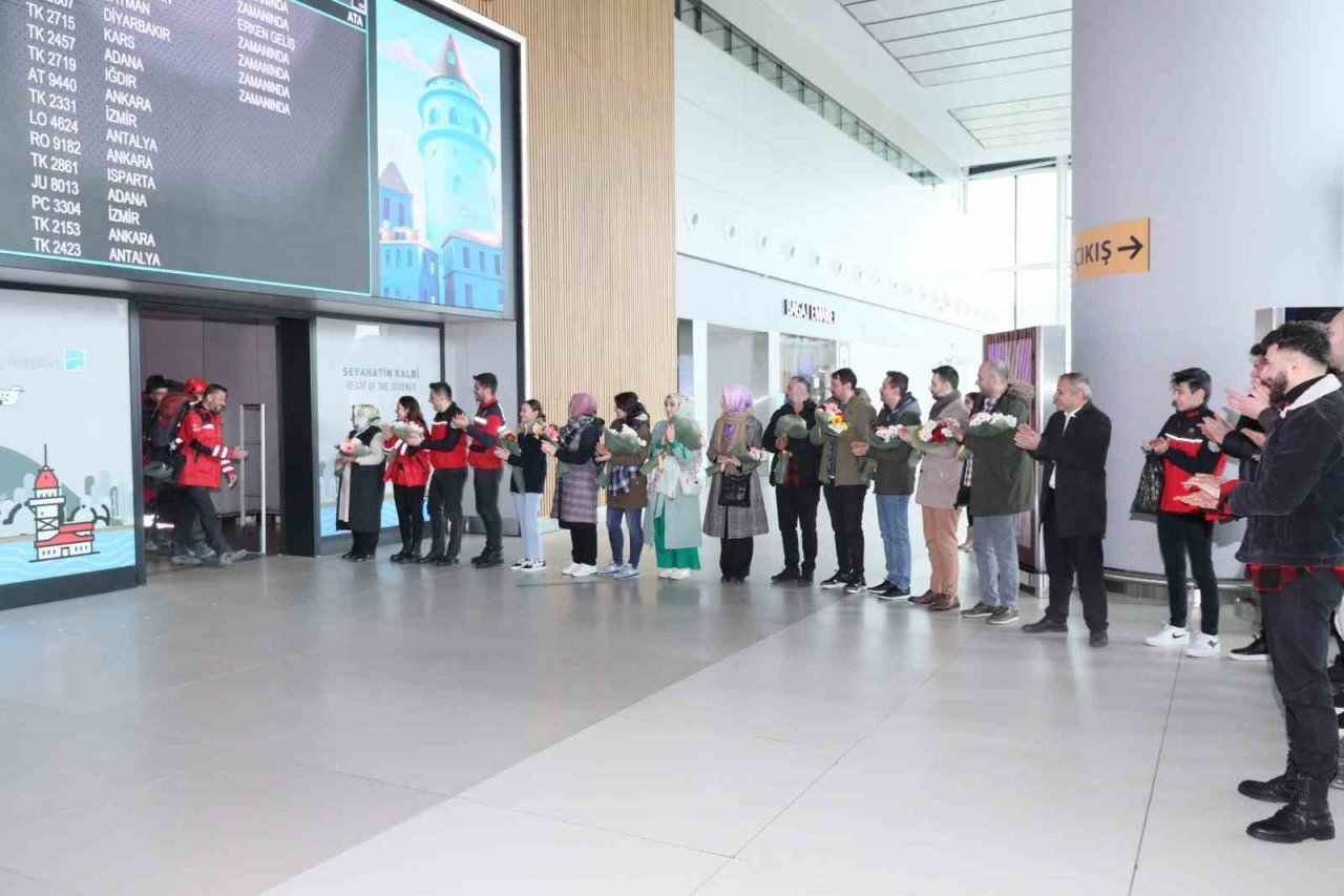 SAK-E havalimanında çiçeklerle karşılandı