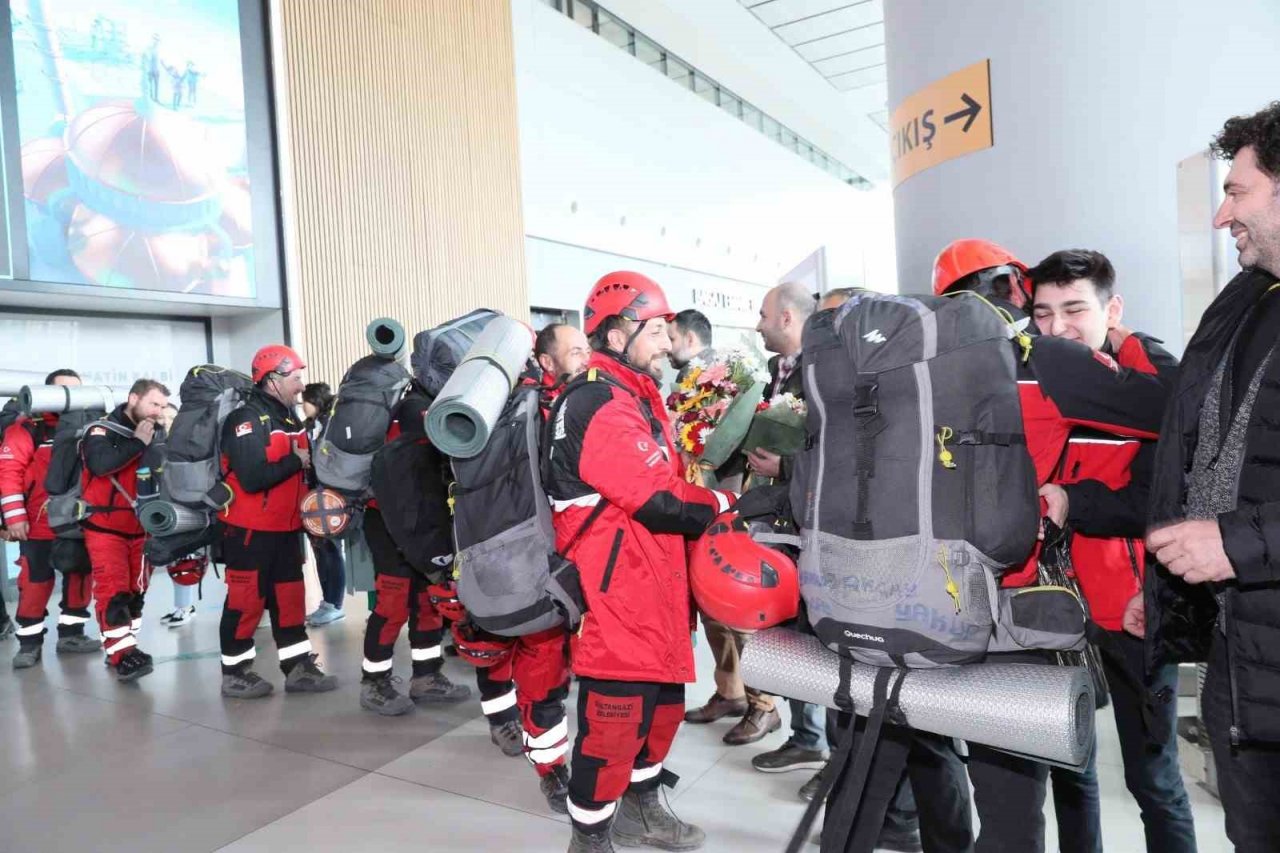 SAK-E havalimanında çiçeklerle karşılandı