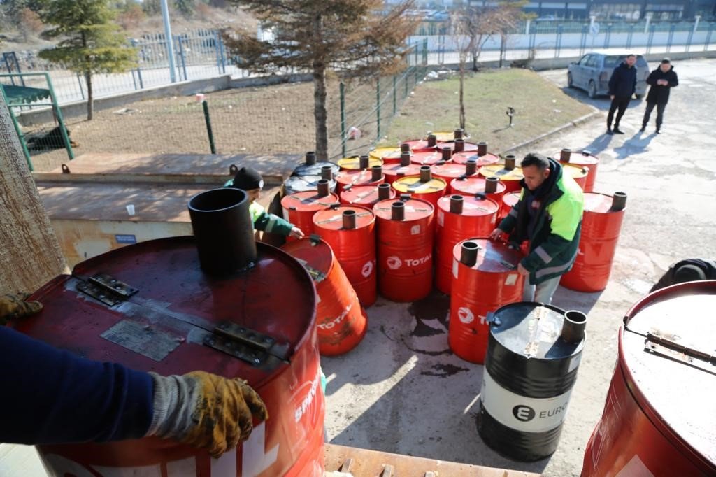 Keçiören Belediyesi odun sobası ve battaniyeleri yola çıkardı