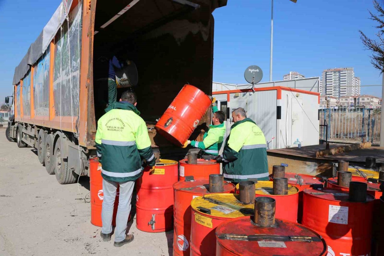 Keçiören Belediyesi odun sobası ve battaniyeleri yola çıkardı