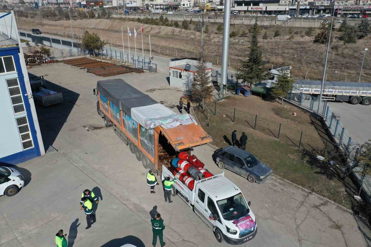 Keçiören Belediyesi odun sobası ve battaniyeleri yola çıkardı