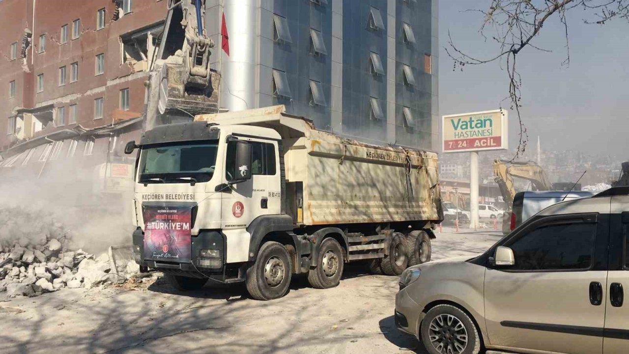 Keçiören Belediyesi iş makineleriyle deprem bölgesinde