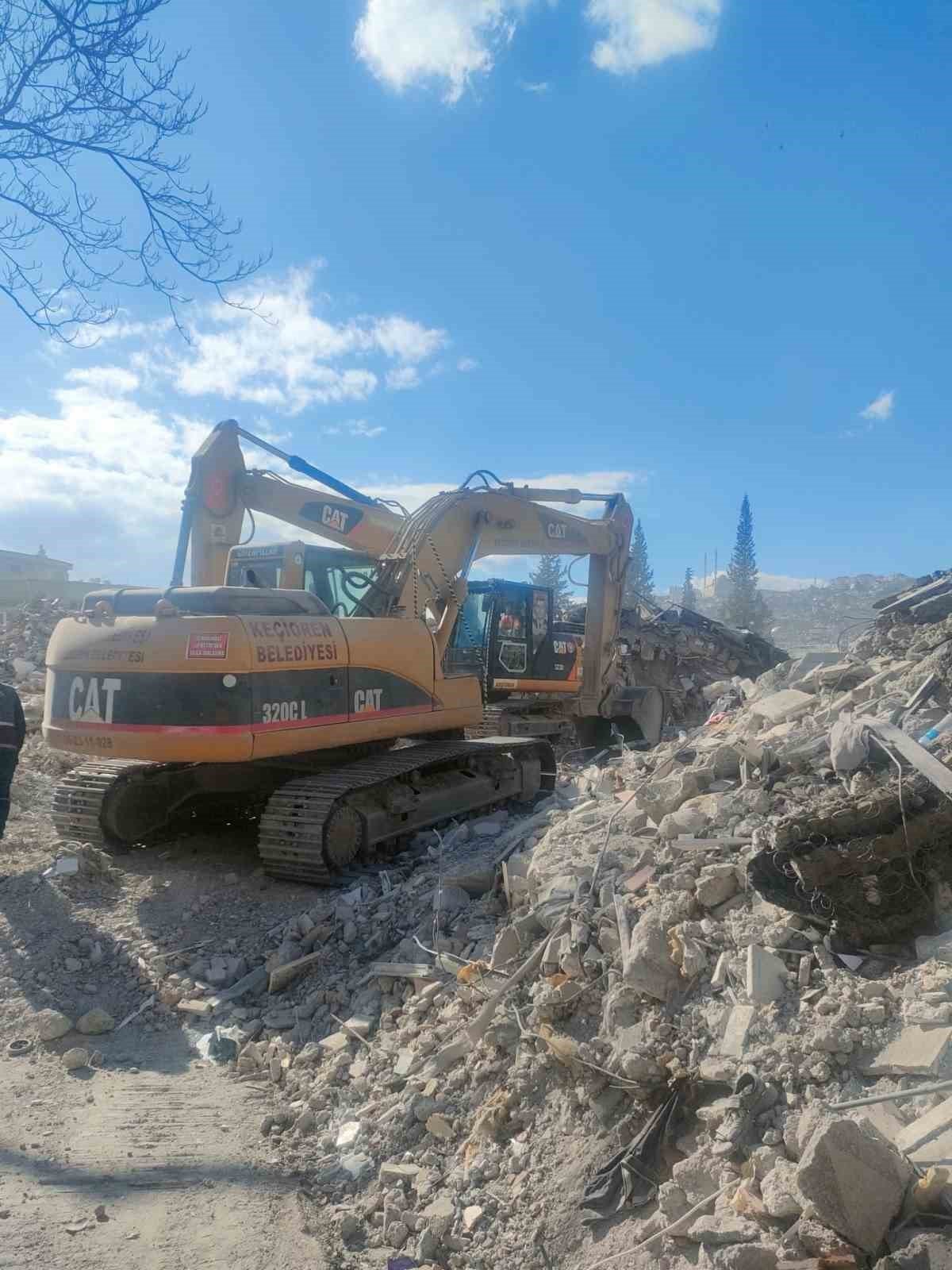 Keçiören Belediyesi iş makineleriyle deprem bölgesinde