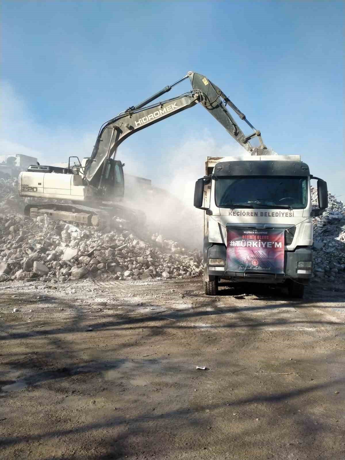 Keçiören Belediyesi iş makineleriyle deprem bölgesinde
