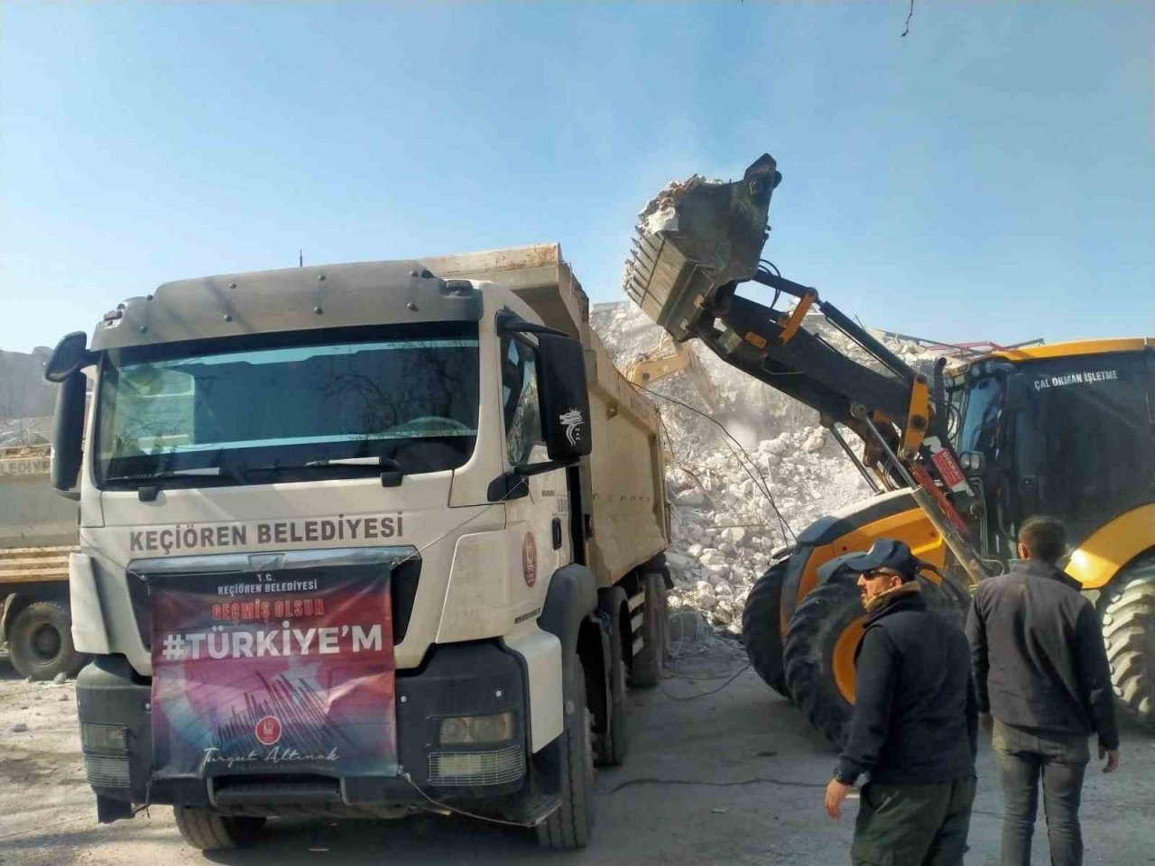 Keçiören Belediyesi iş makineleriyle deprem bölgesinde