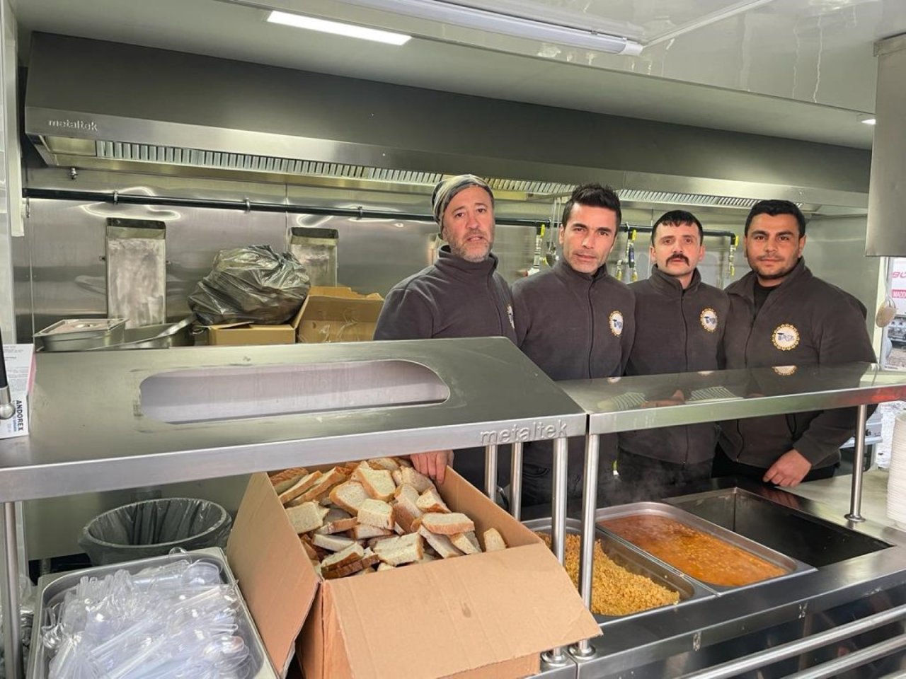 Yüz binlerce kişiye sıcak yemek ikramı