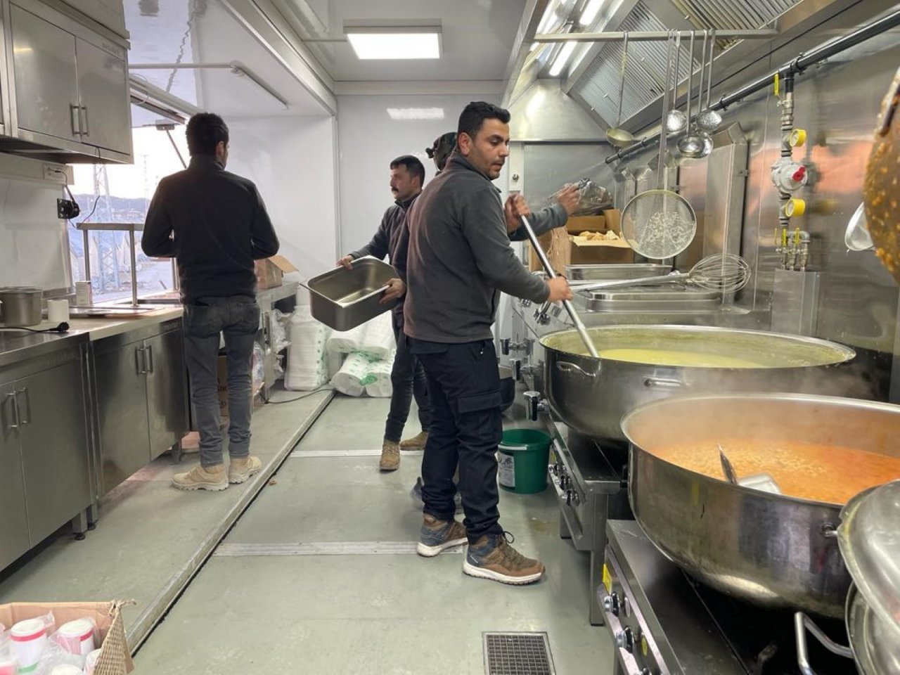 Yüz binlerce kişiye sıcak yemek ikramı