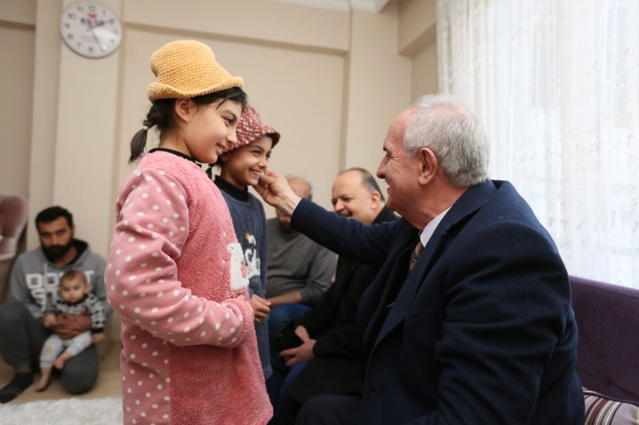 İlçeye gelen depremzedeleri yalnız bırakmadılar