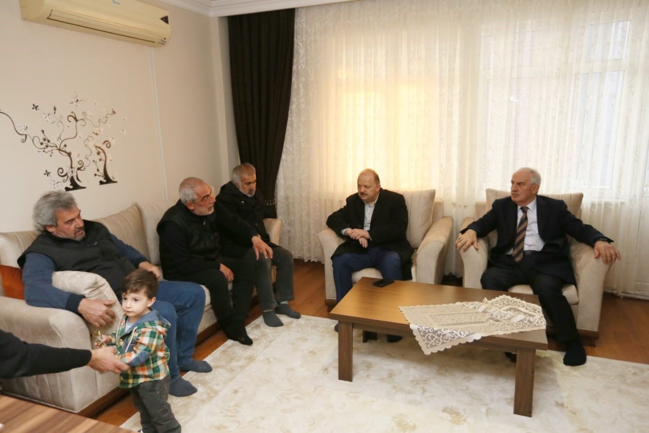 İlçeye gelen depremzedeleri yalnız bırakmadılar