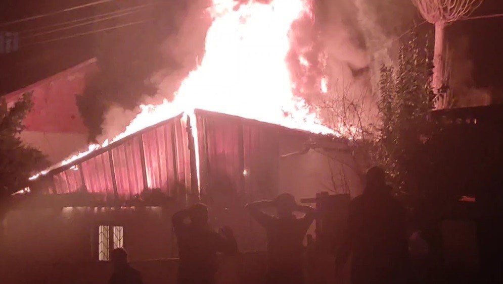 Tek katlı ev alev topuna döndü