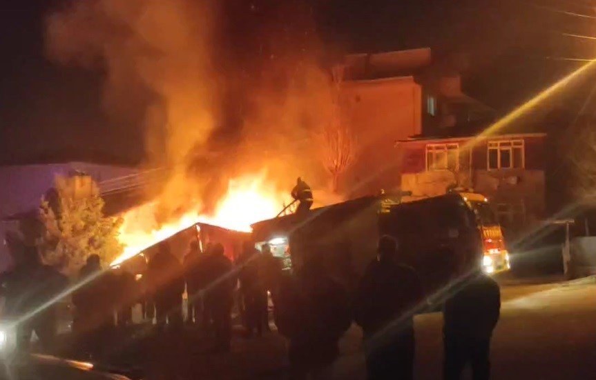 Tek katlı ev alev topuna döndü