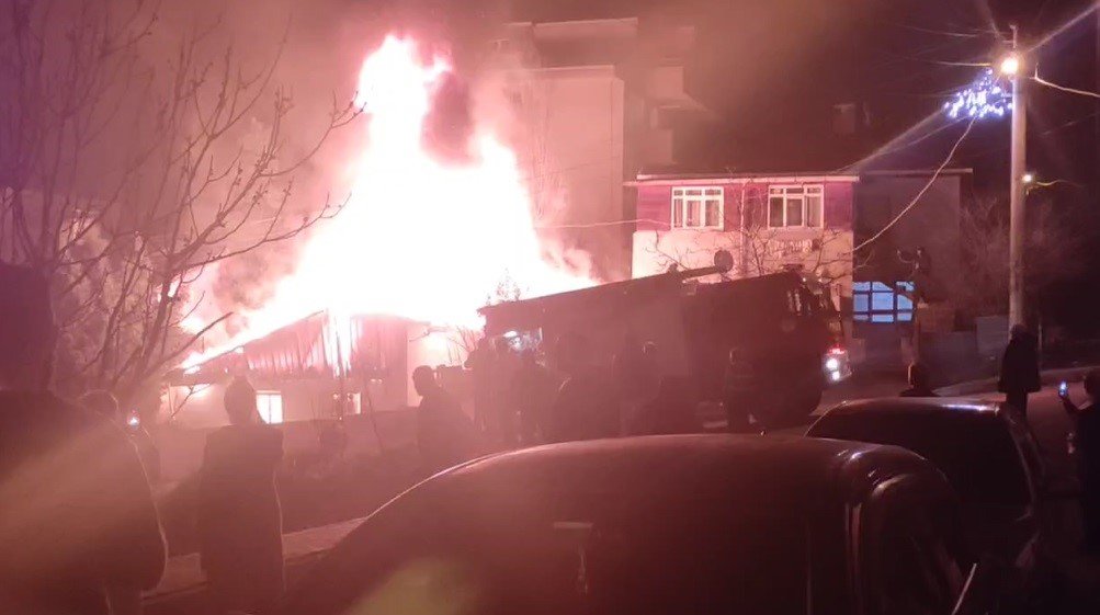 Tek katlı ev alev topuna döndü