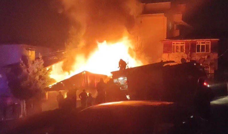 Tek katlı ev alev topuna döndü