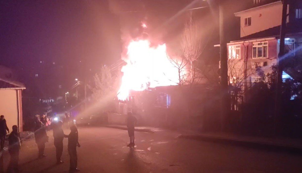 Tek katlı ev alev topuna döndü