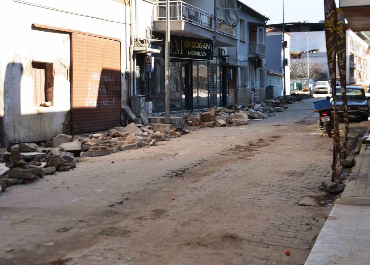 Başkan Kaplan “Koçarlı’da kaldırımsız ve bozuk sokak kalmayacak”